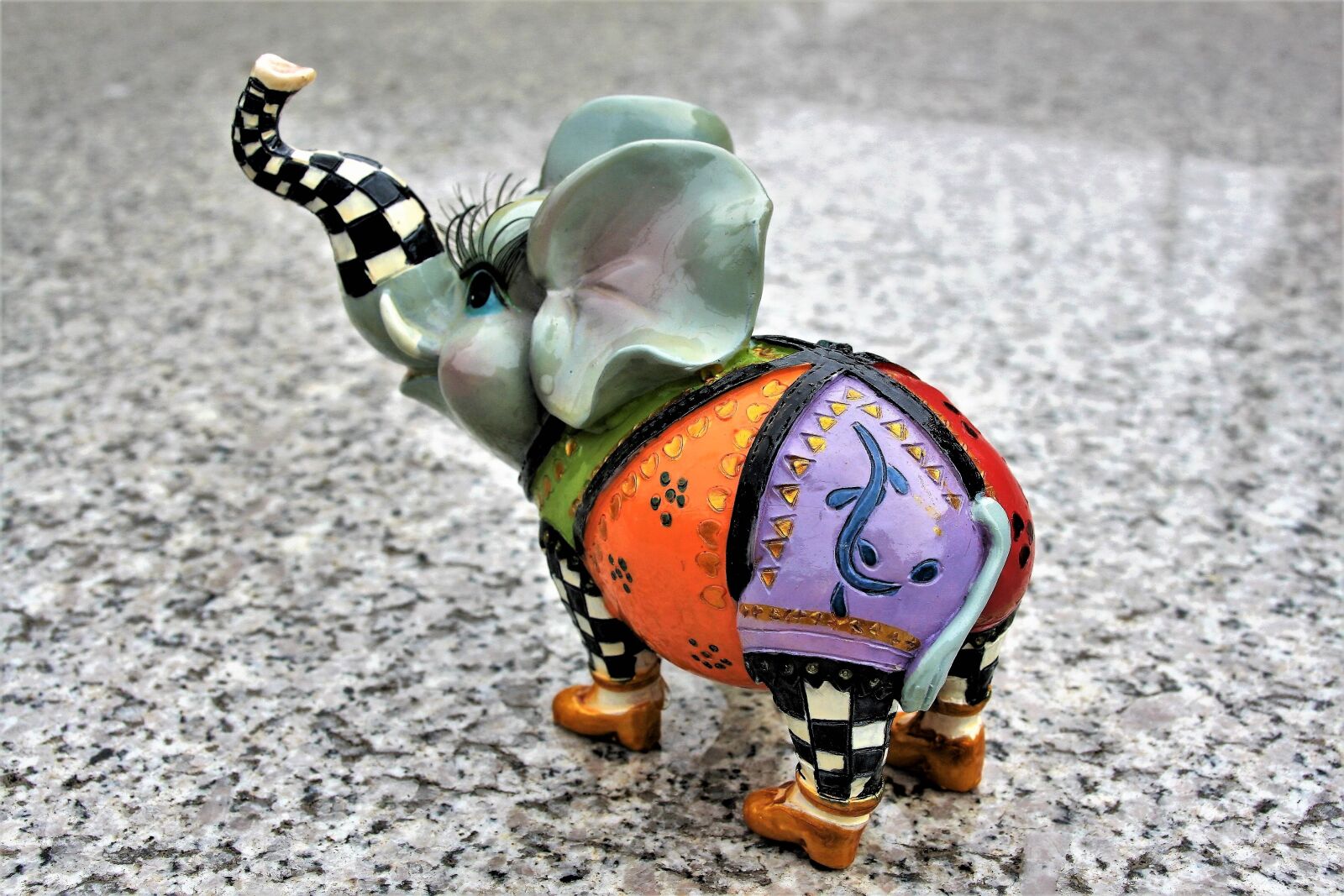 Canon EOS 400D (EOS Digital Rebel XTi / EOS Kiss Digital X) sample photo. The figurine, elephant, porcelain photography