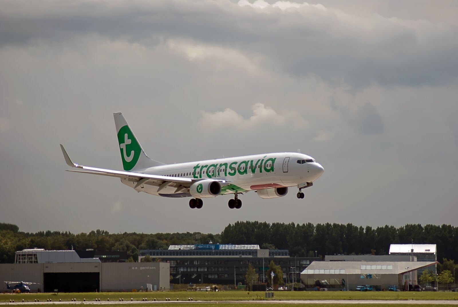 Nikon D3000 sample photo. Plane, runway, airline photography