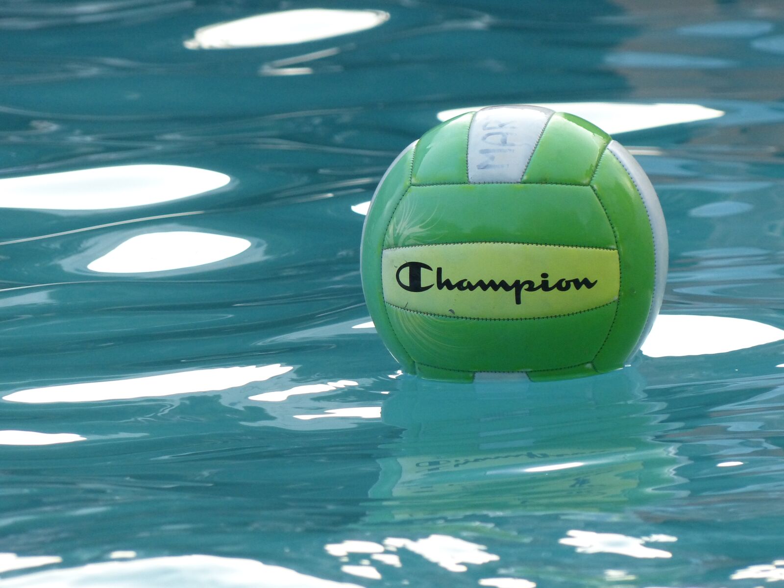 Panasonic Lumix DMC-FZ200 sample photo. Ball, swimming pool, aquatic photography