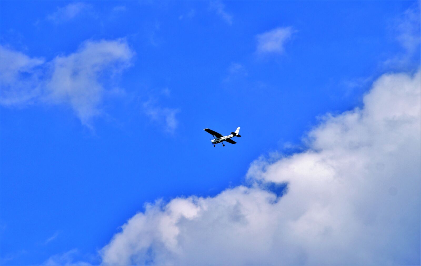 Sony SLT-A58 sample photo. Aircraft, blue sky, summer photography