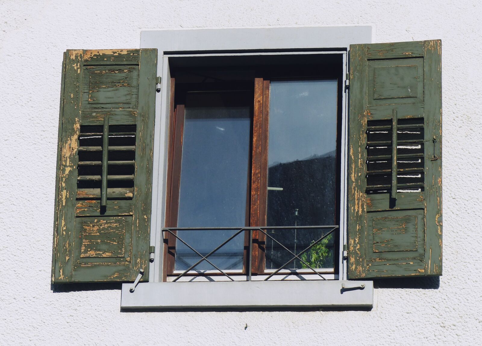 Panasonic Lumix DMC-FZ200 sample photo. Window, shutters, house photography