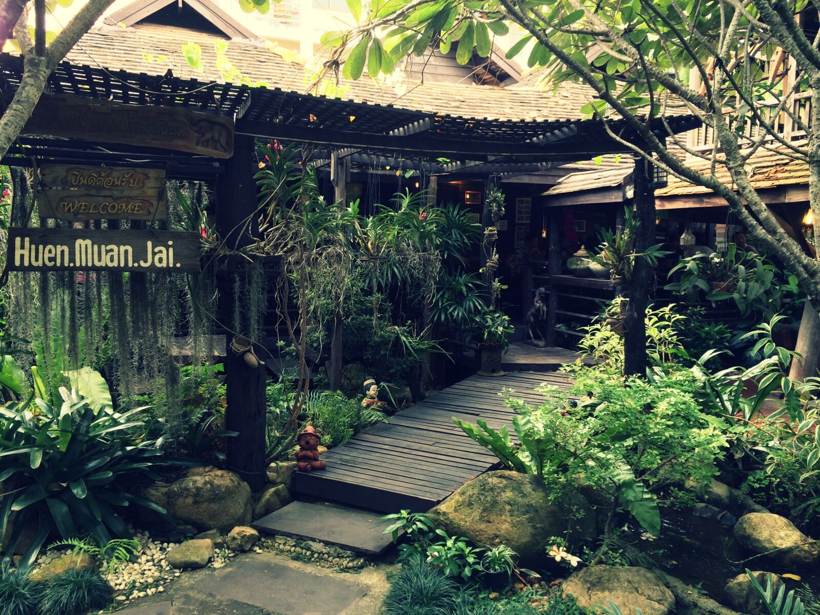iPhone 5s back camera 4.12mm f/2.2 sample photo. Chiang mai, thailand, restaurant photography
