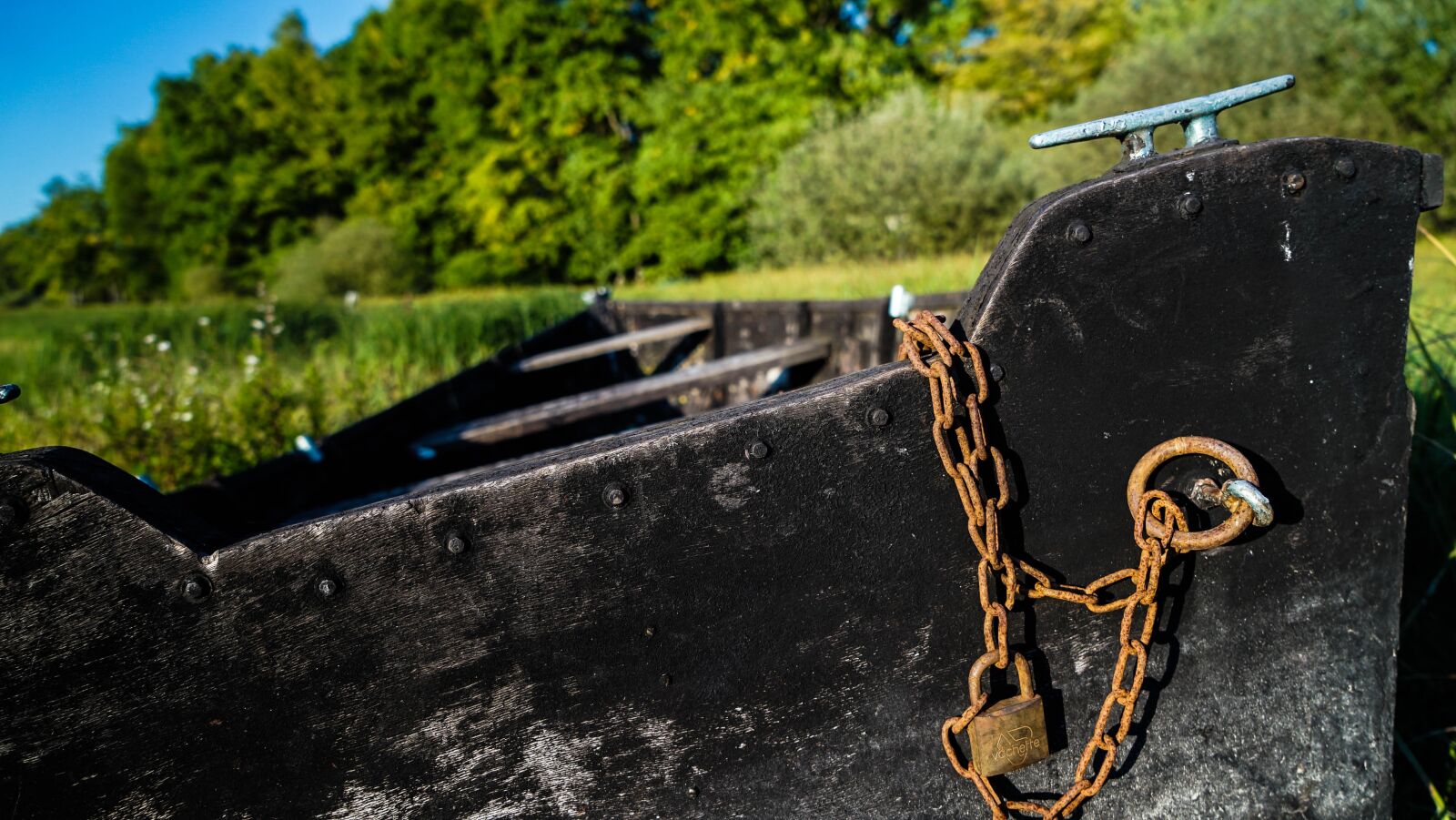 Sony a7 II + Sony Vario Tessar T* FE 24-70mm F4 ZA OSS sample photo. Ship, wood, old photography
