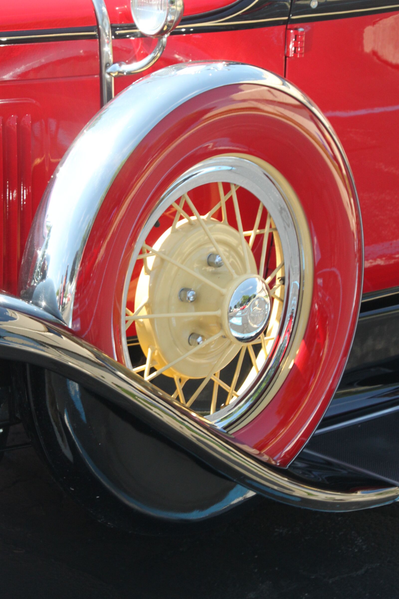 Canon EOS 500D (EOS Rebel T1i / EOS Kiss X3) sample photo. Red, wheel, retro photography