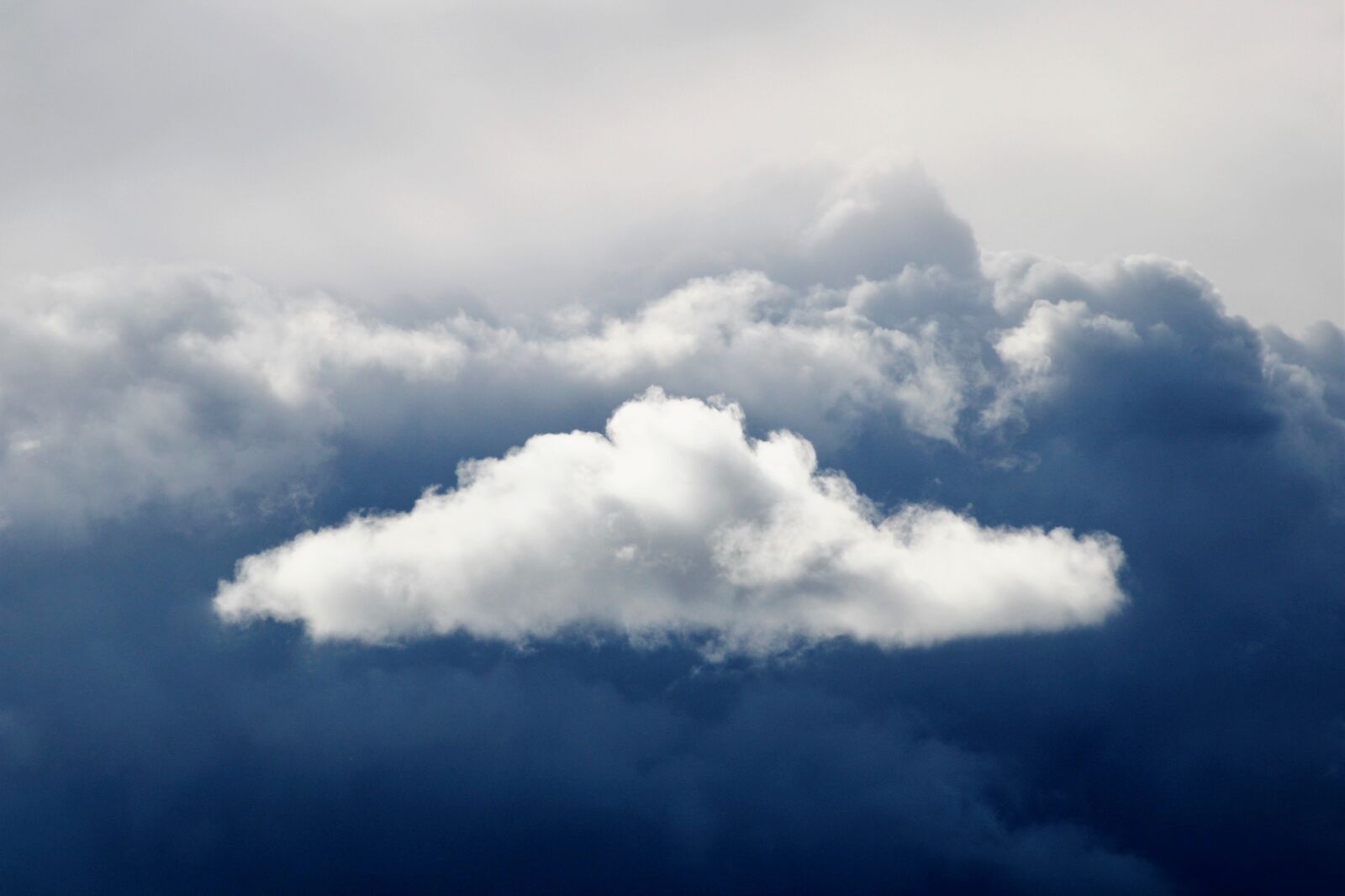 Canon EOS 2000D (EOS Rebel T7 / EOS Kiss X90 / EOS 1500D) sample photo. Clouds, sky, wind photography