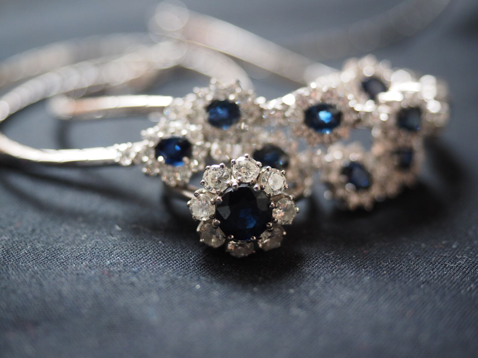 Olympus OM-D E-M1 + Olympus M.Zuiko Digital ED 12-40mm F2.8 Pro sample photo. Sapphire ring, sapphire, ring photography