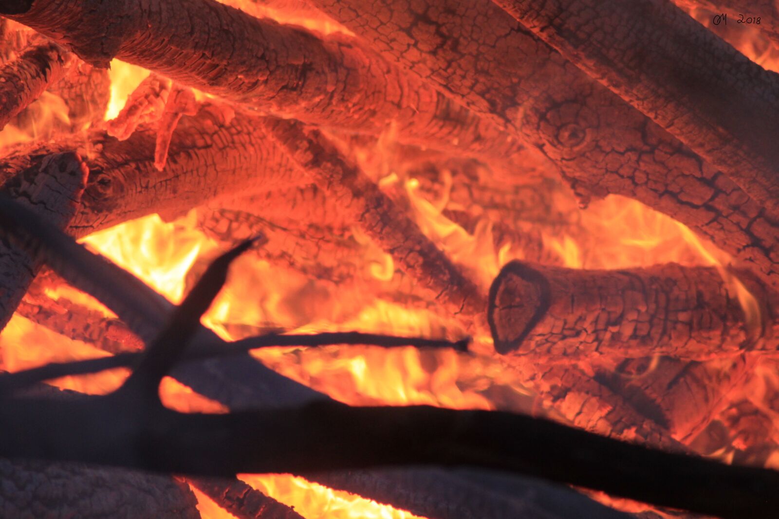Canon EOS 500D (EOS Rebel T1i / EOS Kiss X3) sample photo. Burning, glow, hot photography
