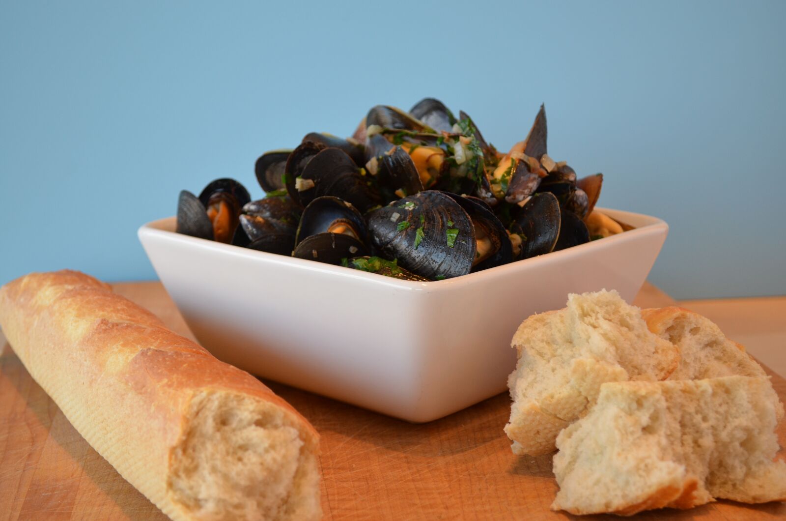 Nikon D5100 sample photo. Mussels, bread, food photography