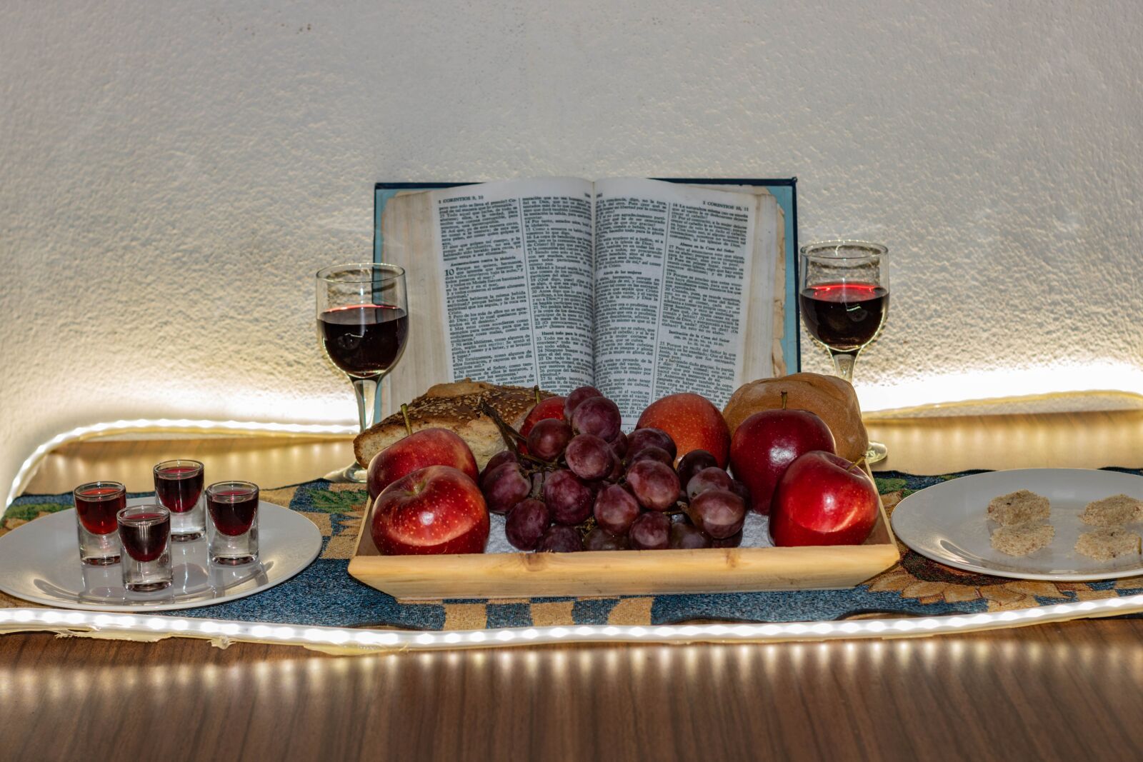 Canon EOS 750D (EOS Rebel T6i / EOS Kiss X8i) sample photo. Apple, uva, red photography