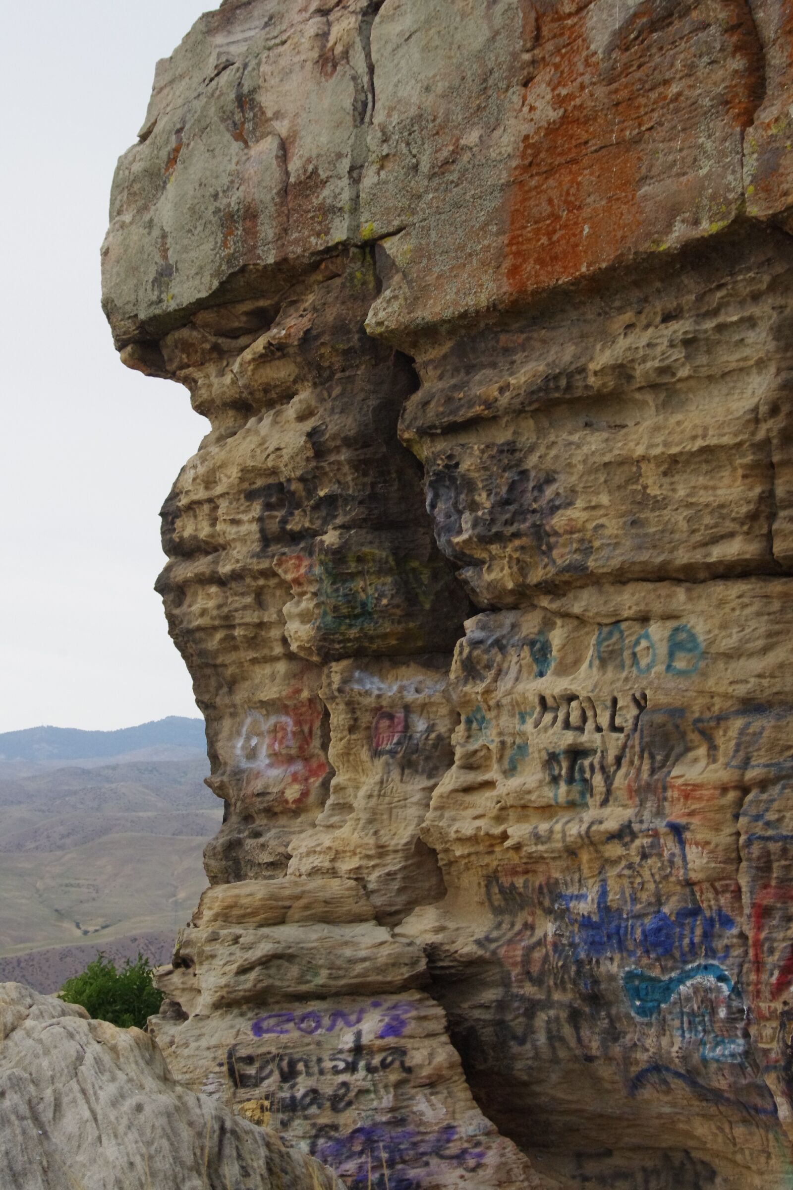 Pentax K-x sample photo. Graffiti, rocks, tags photography