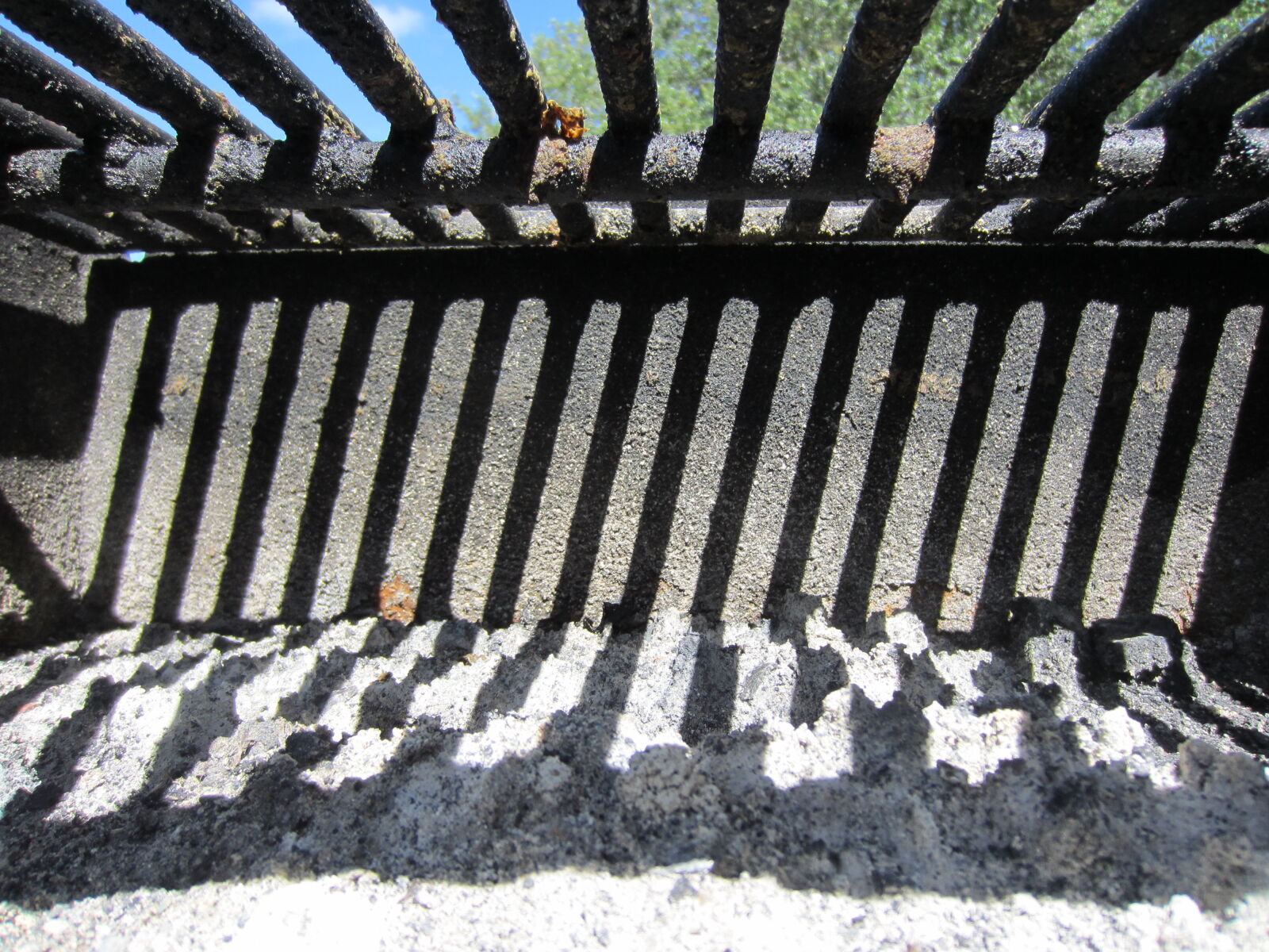 Canon PowerShot ELPH 300 HS (IXUS 220 HS / IXY 410F) sample photo. Ash, barbecue, black, cenere photography