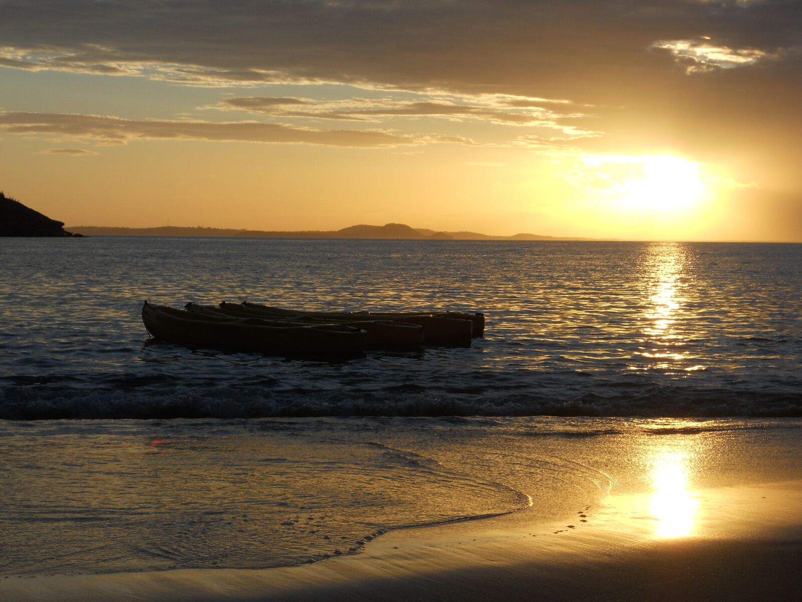 Nikon Coolpix S3000 sample photo. Sunset, beach, boats photography