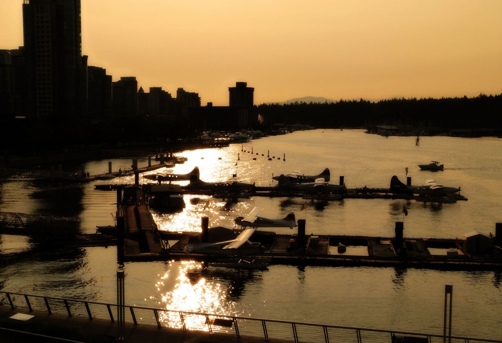 Panasonic Lumix DMC-FZ100 sample photo. Sunset, harbour, floatplanes photography