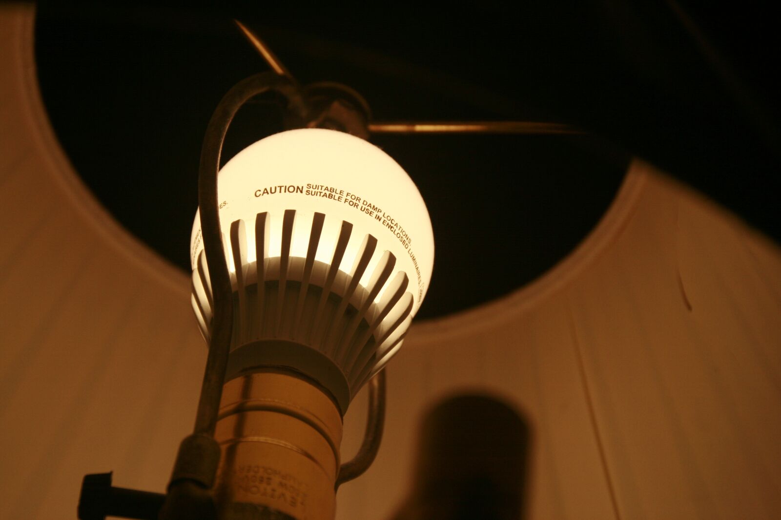 Canon EOS 400D (EOS Digital Rebel XTi / EOS Kiss Digital X) sample photo. Lightbulb, light, lamp photography