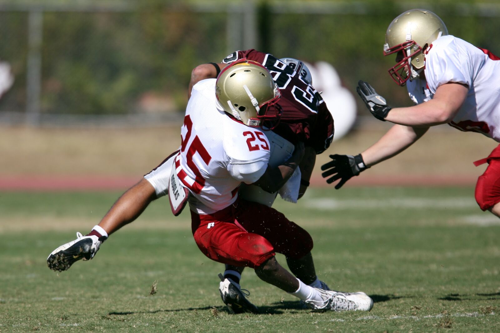 Canon EOS-1D Mark II N sample photo. Football, college football, tackle photography