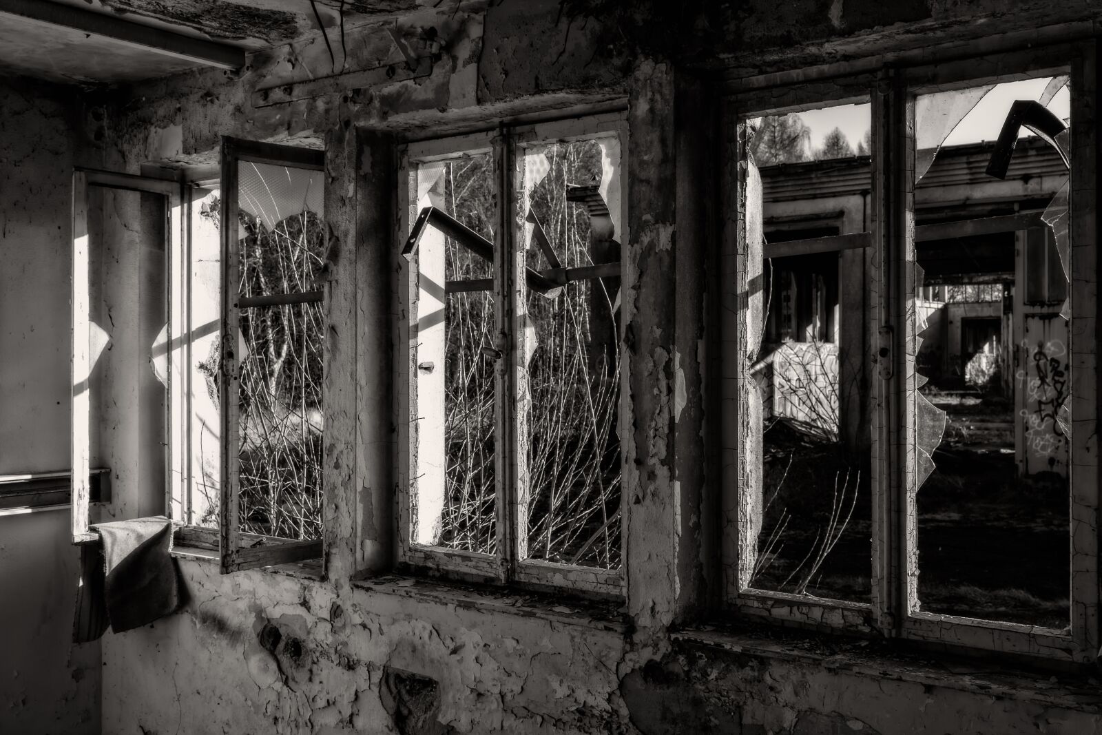 Nikon D3300 sample photo. Window, lost places, abandoned photography