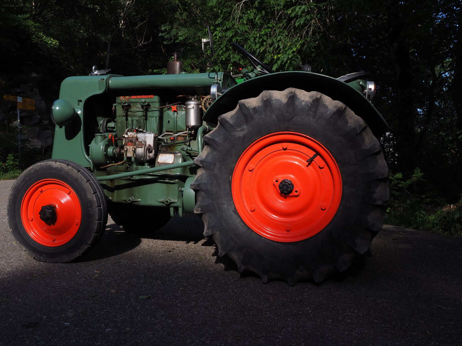 Olympus OM-D E-M1 + Olympus M.Zuiko Digital ED 12-40mm F2.8 Pro sample photo. Tractor, bulldog, tractors photography