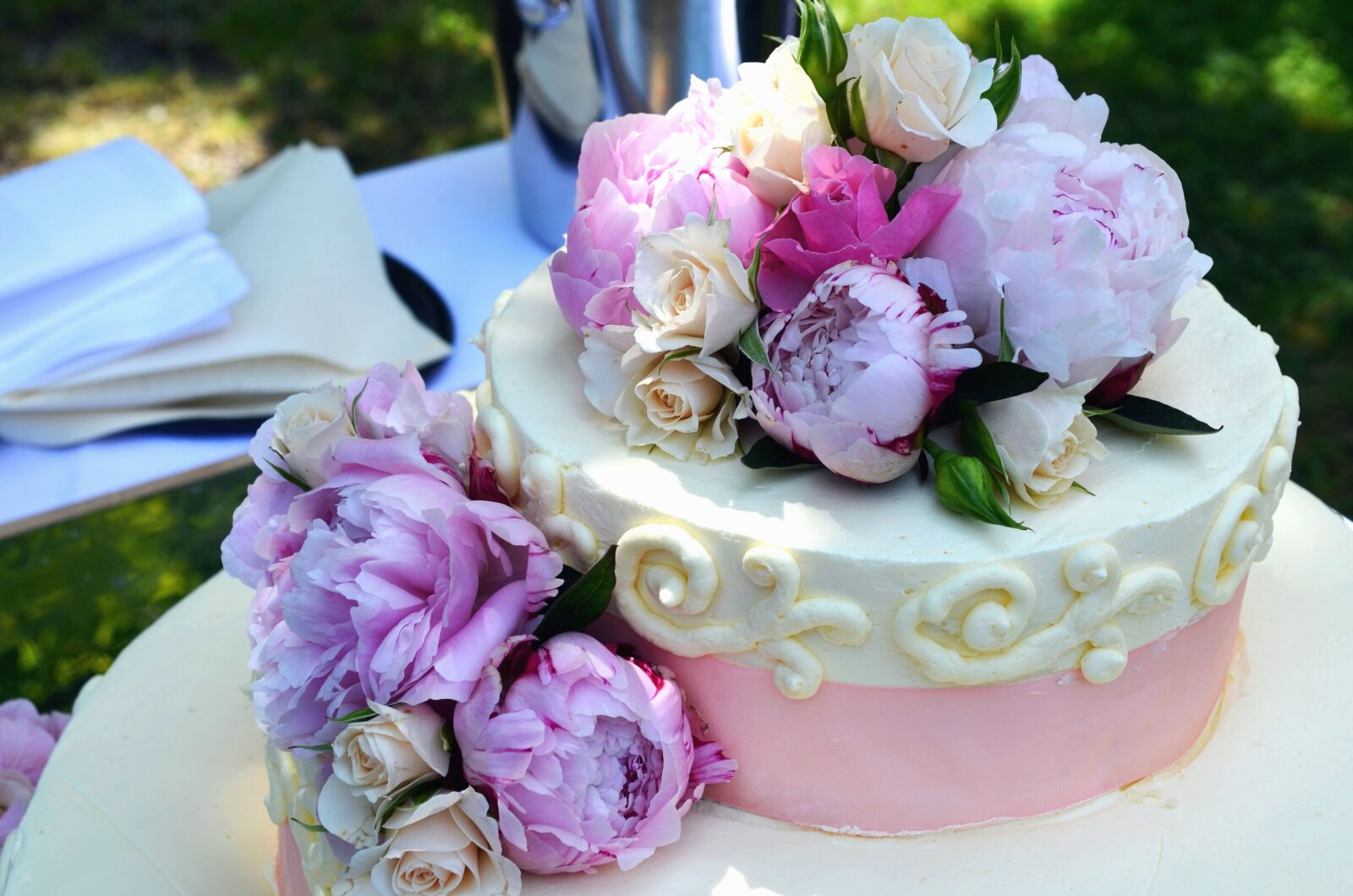 Nikon D5100 sample photo. Cake, flowers, decorations, wedding photography