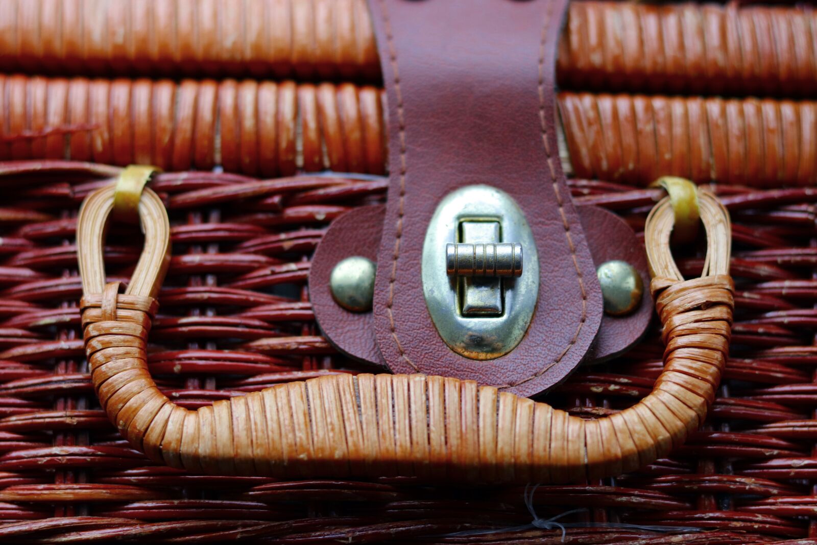 Canon EOS 77D (EOS 9000D / EOS 770D) + Canon EF 50mm F1.8 STM sample photo. Wicker basket, switching on photography