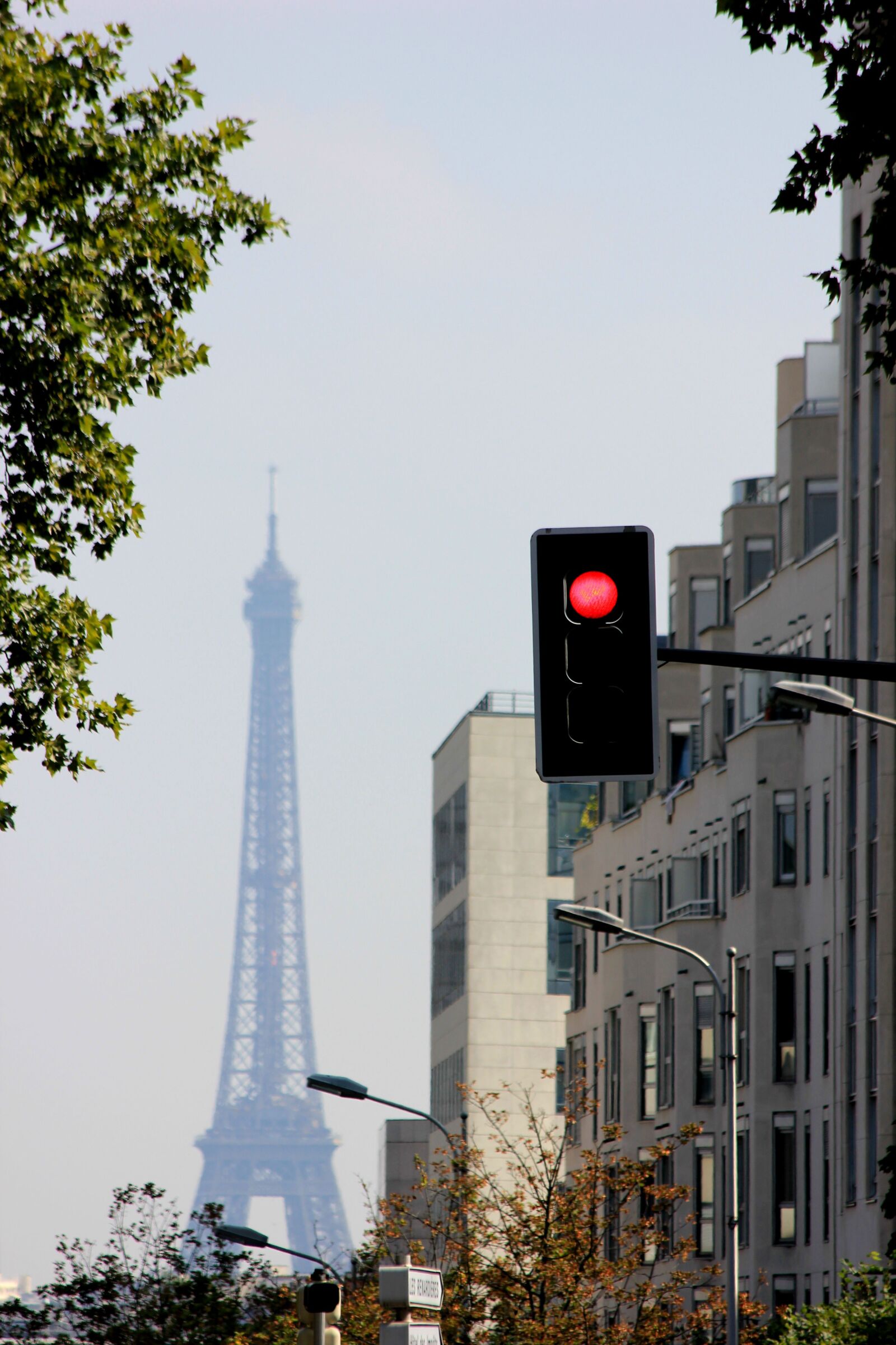 Canon EOS 550D (EOS Rebel T2i / EOS Kiss X4) sample photo. Courbevoie, red light, eiffel photography