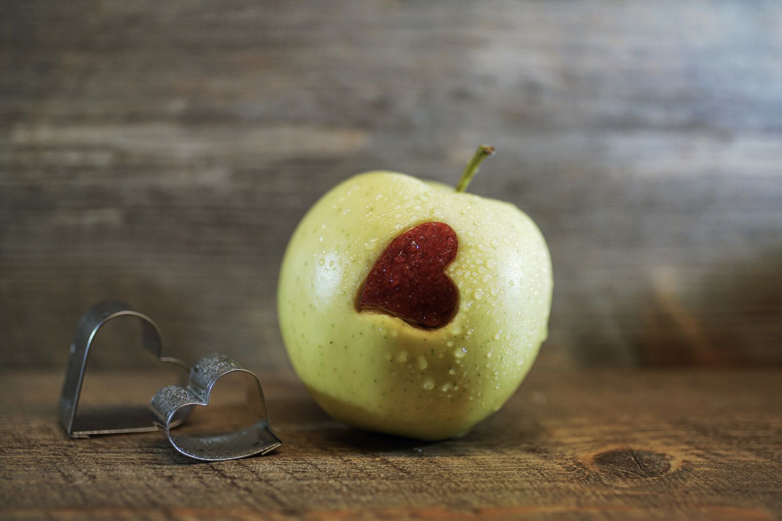 Sony ILCA-77M2 + 35mm F1.4 sample photo. Fruit, food, apple photography
