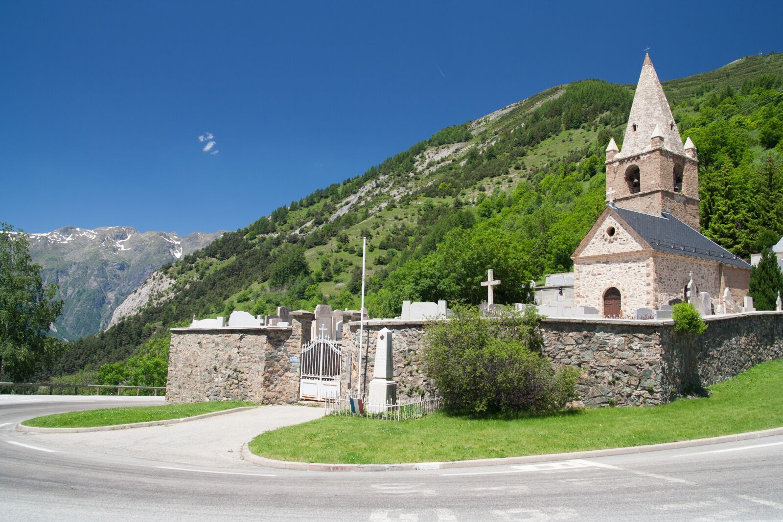 Canon EOS 350D (EOS Digital Rebel XT / EOS Kiss Digital N) sample photo. Church, mountains, landscape photography