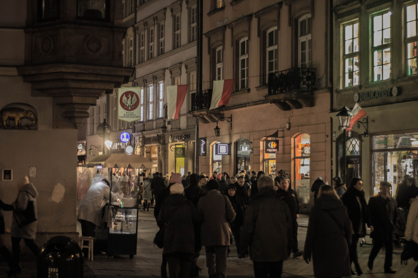 Canon EOS 1200D (EOS Rebel T5 / EOS Kiss X70 / EOS Hi) sample photo. Buildings, cracow, crowd, faces photography