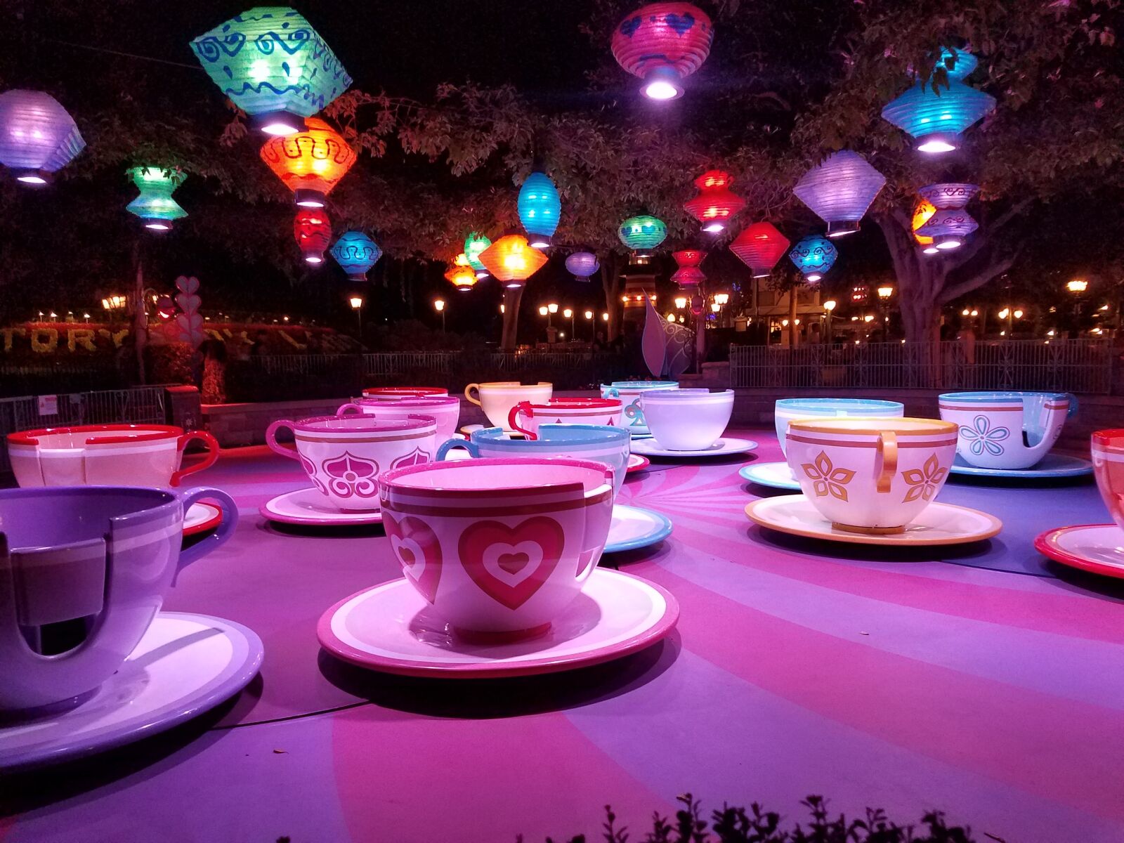 Samsung Galaxy S7 sample photo. Anaheim, disney, disneyland, lanterns photography