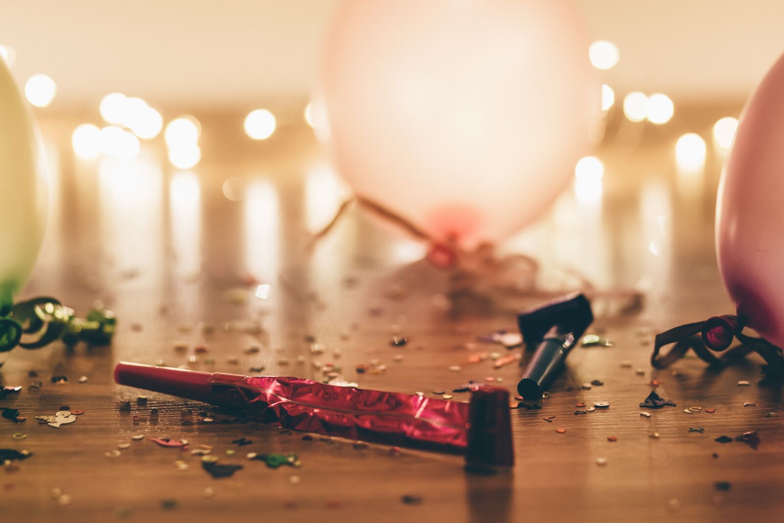 Canon EF 85mm F1.8 USM sample photo. Balloon, decor, table photography