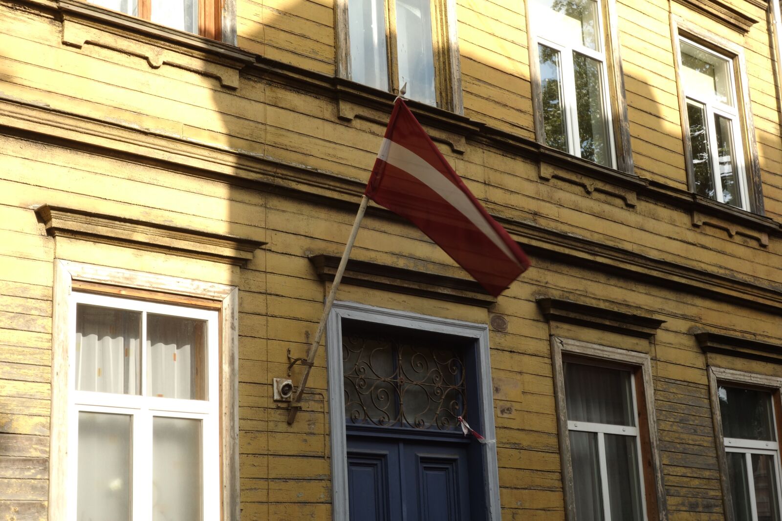 Sony Cyber-shot DSC-RX100 sample photo. Facade, wood, flag photography