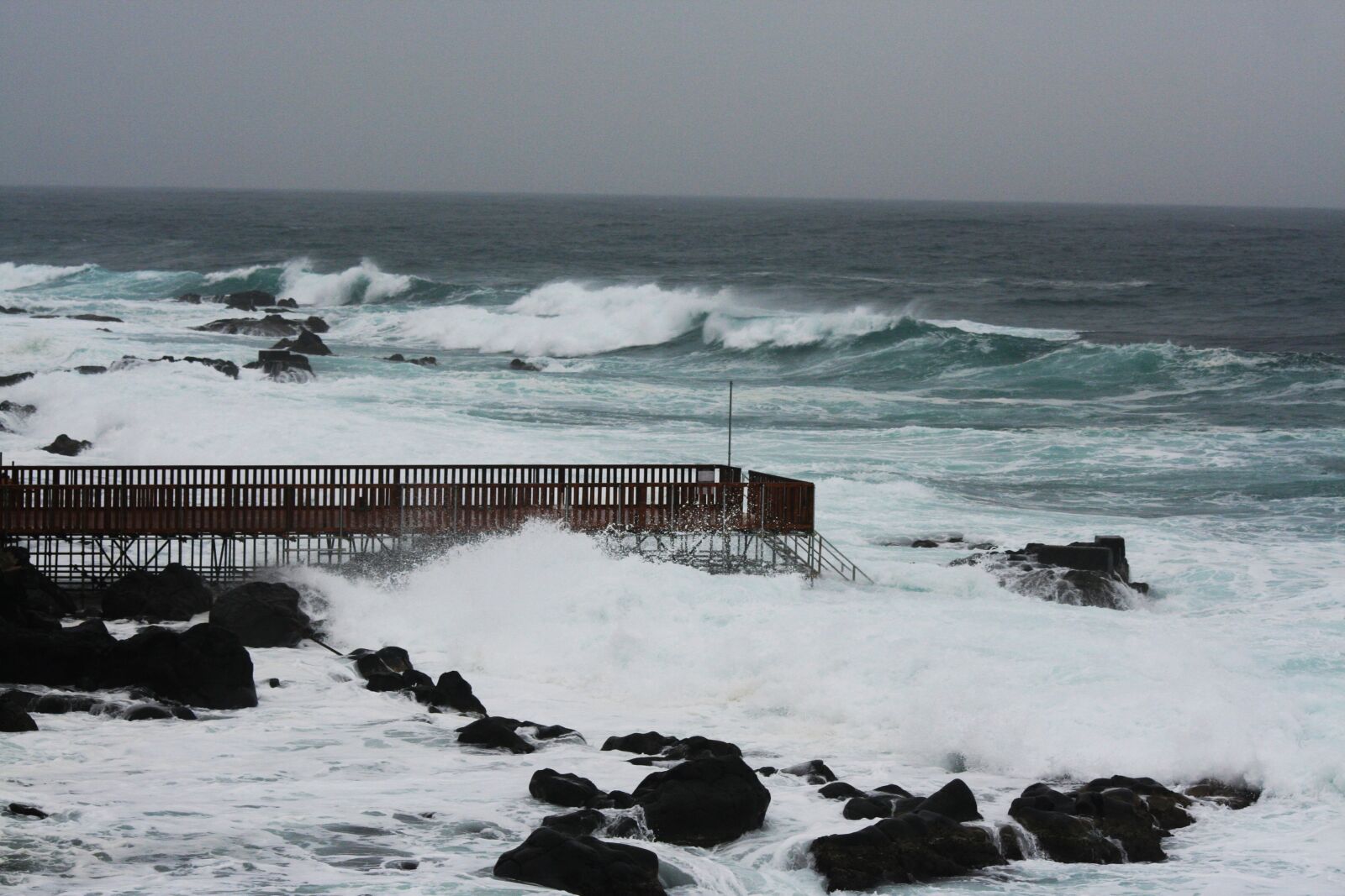 Canon EOS 350D (EOS Digital Rebel XT / EOS Kiss Digital N) sample photo. Onda, cliff, sea storm photography