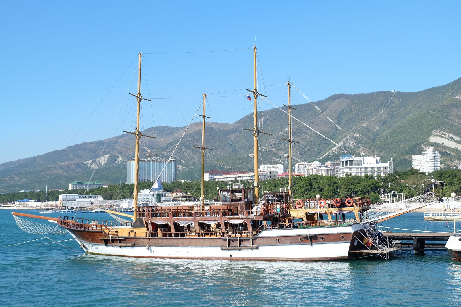 Fujifilm X-A2 + Fujifilm XC 16-50mm F3.5-5.6 OIS II sample photo. Ship, frigate, port photography