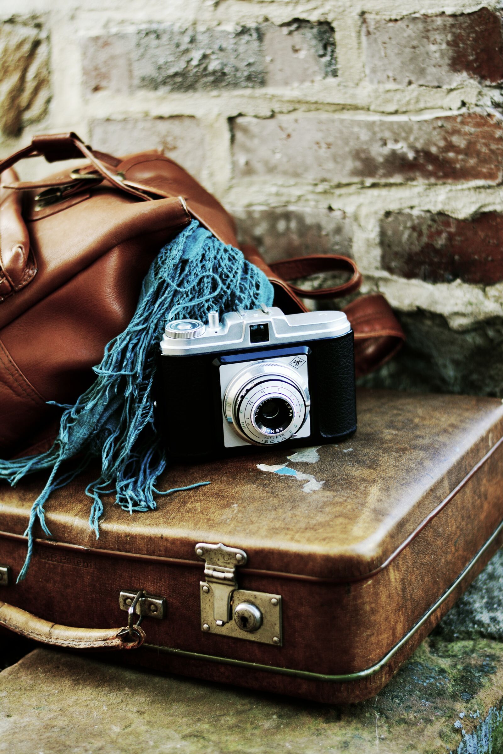 Nikon D5200 sample photo. Luggage, leather suitcase, old photography
