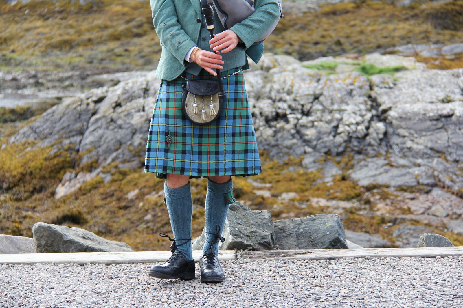 Canon EF-S 18-200mm F3.5-5.6 IS sample photo. Bagpipes, kilt, highlander photography
