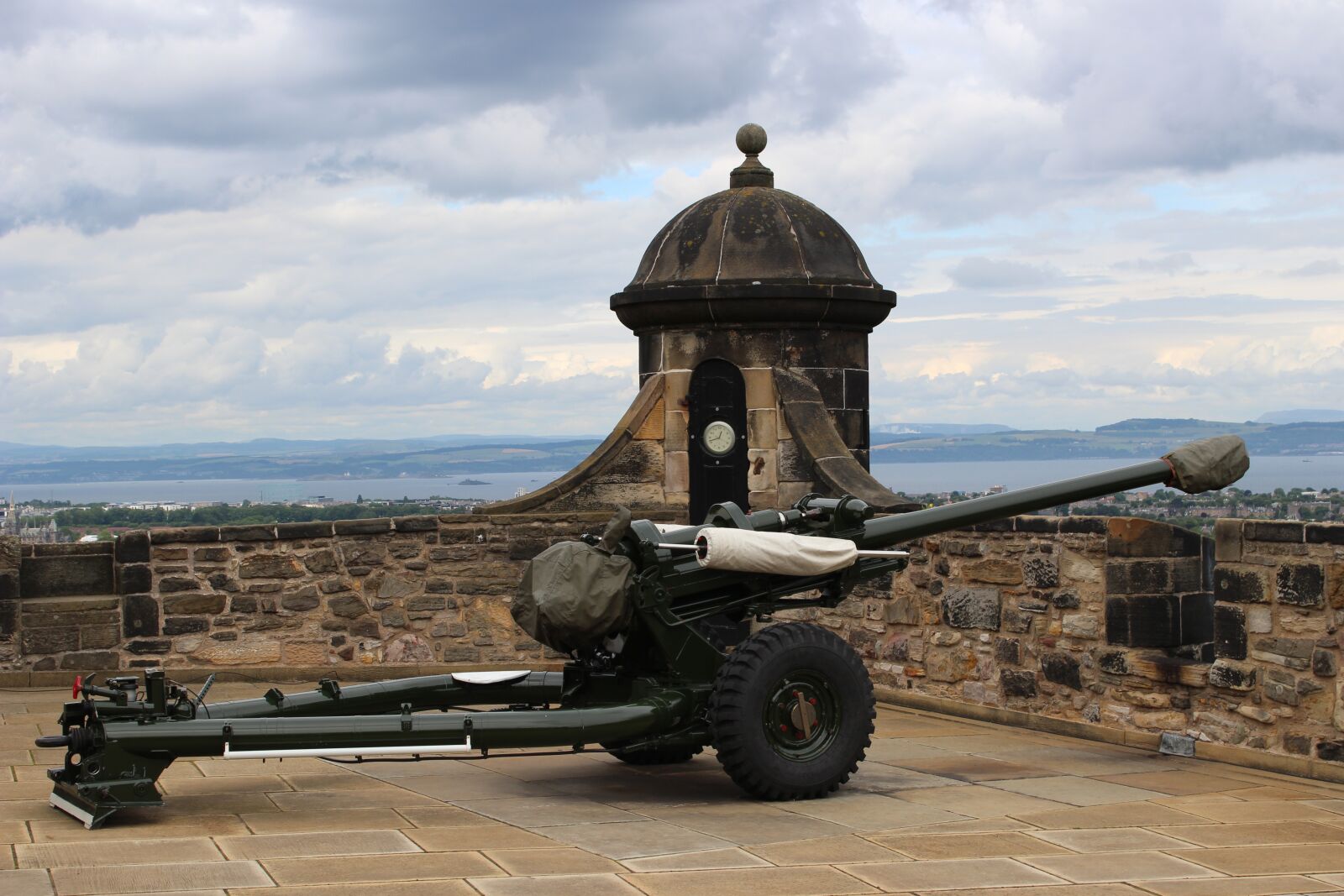Canon EOS 100D (EOS Rebel SL1 / EOS Kiss X7) sample photo. Cannon, heavy gun, heavy photography