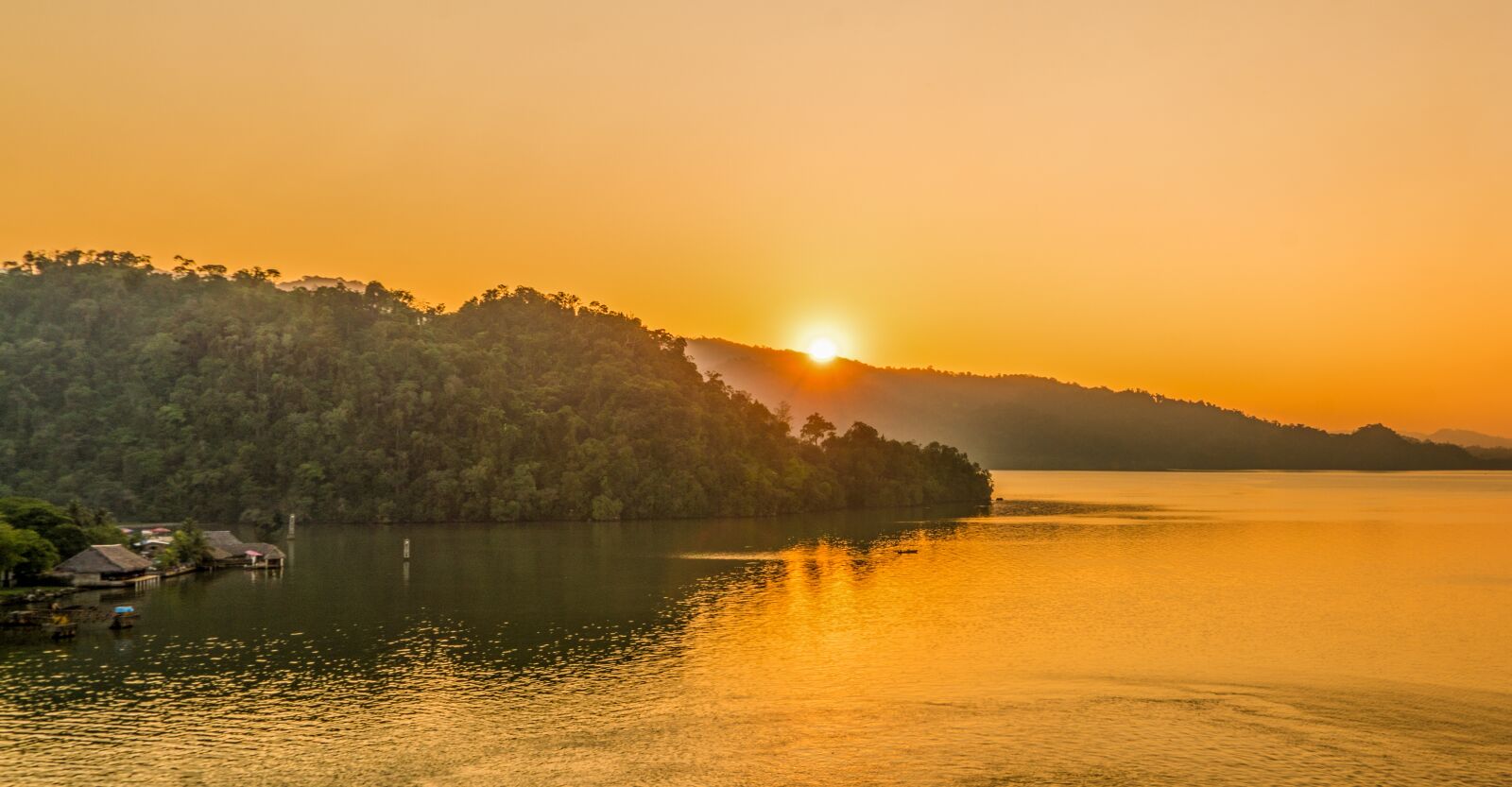 Sony a7R II + Sony FE 24-240mm F3.5-6.3 OSS sample photo. Sunset, guatemala, caribbean photography