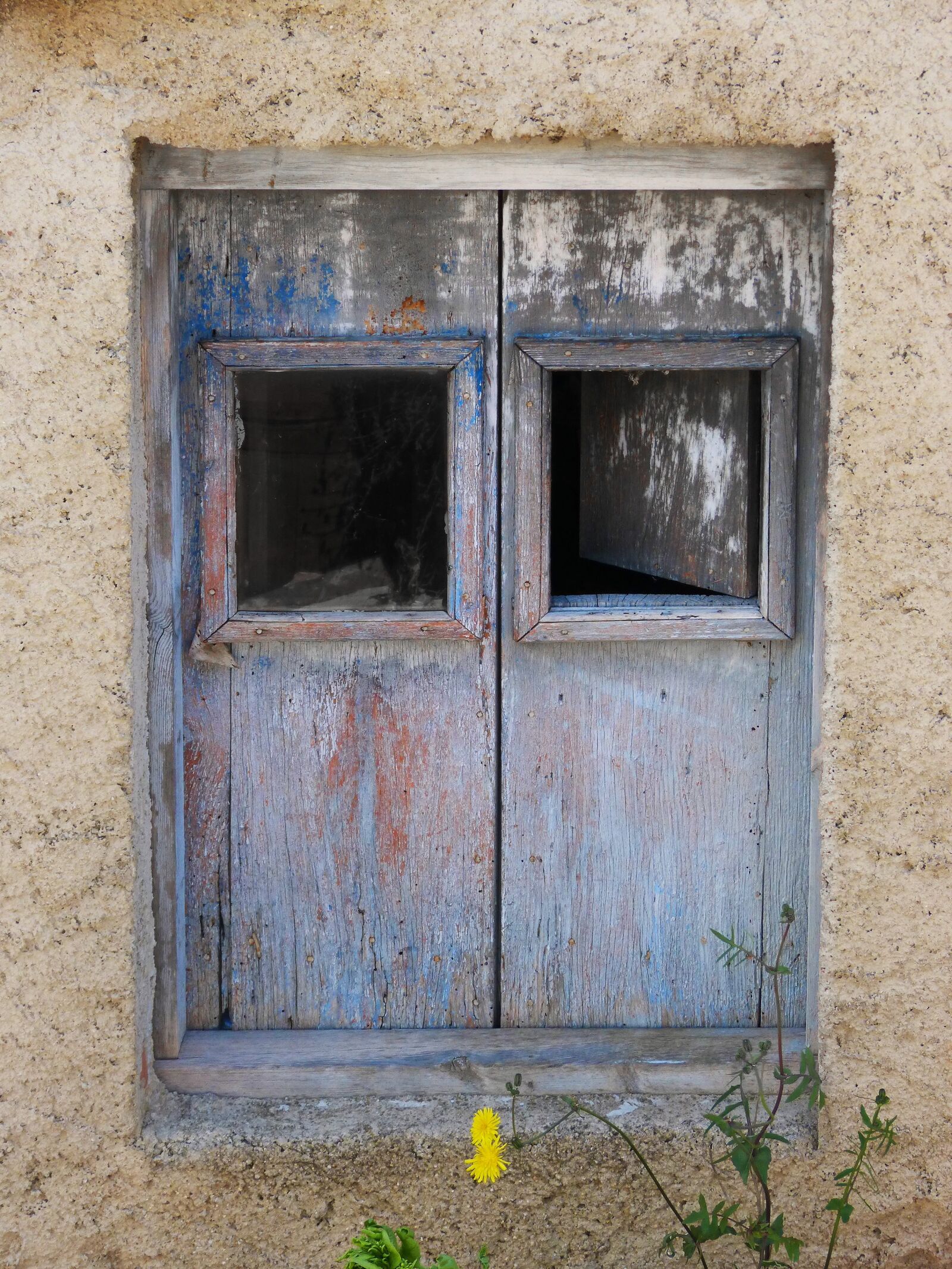 Panasonic DMC-FZ62 sample photo. Window, little window, old photography