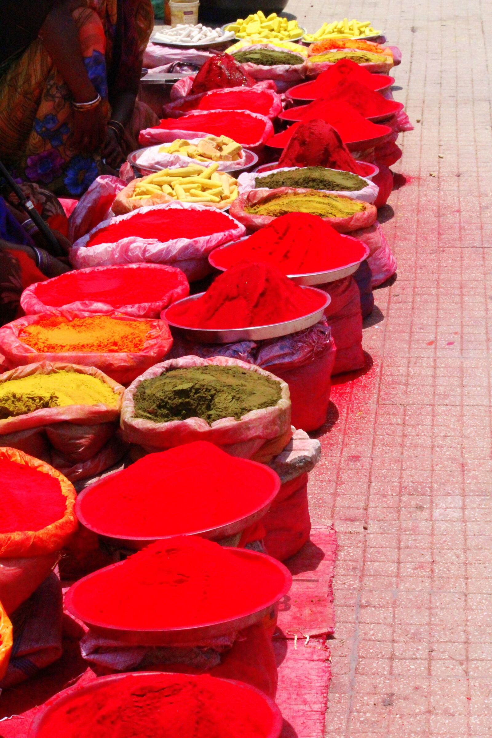 Canon EOS 1300D (EOS Rebel T6 / EOS Kiss X80) sample photo. Colours, india, marketplace, red photography