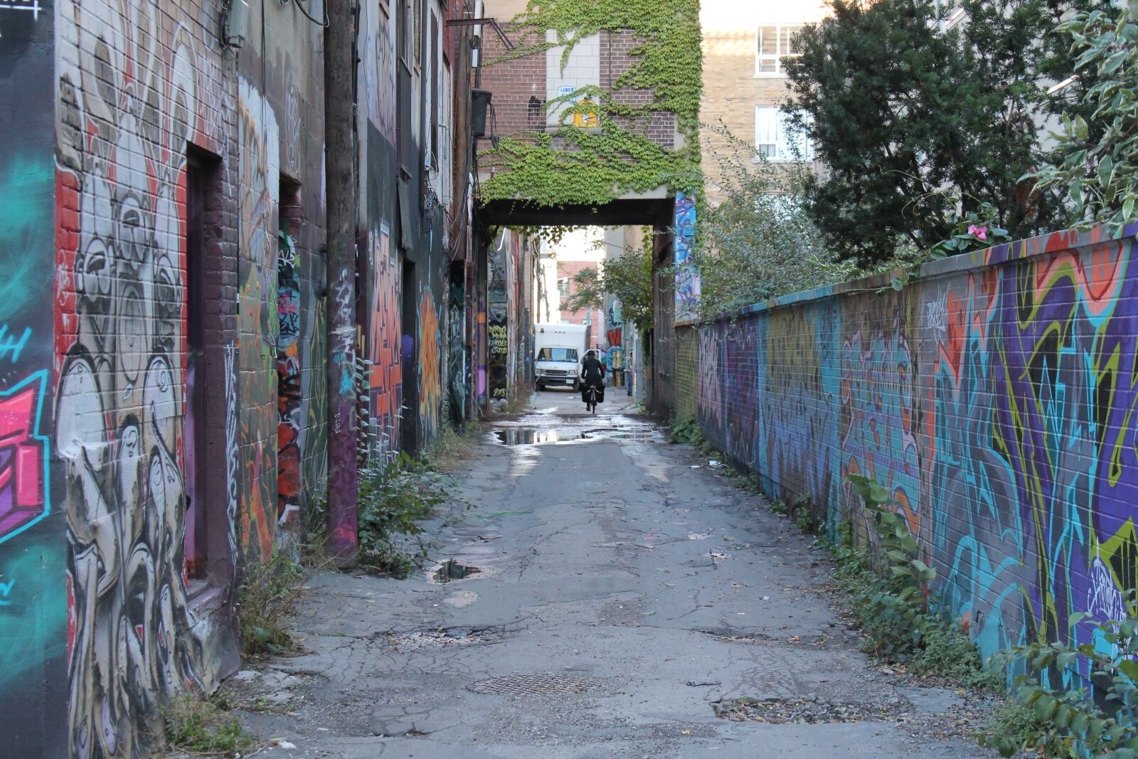 Canon EOS 1100D (EOS Rebel T3 / EOS Kiss X50) sample photo. Toronto, graffiti, city photography