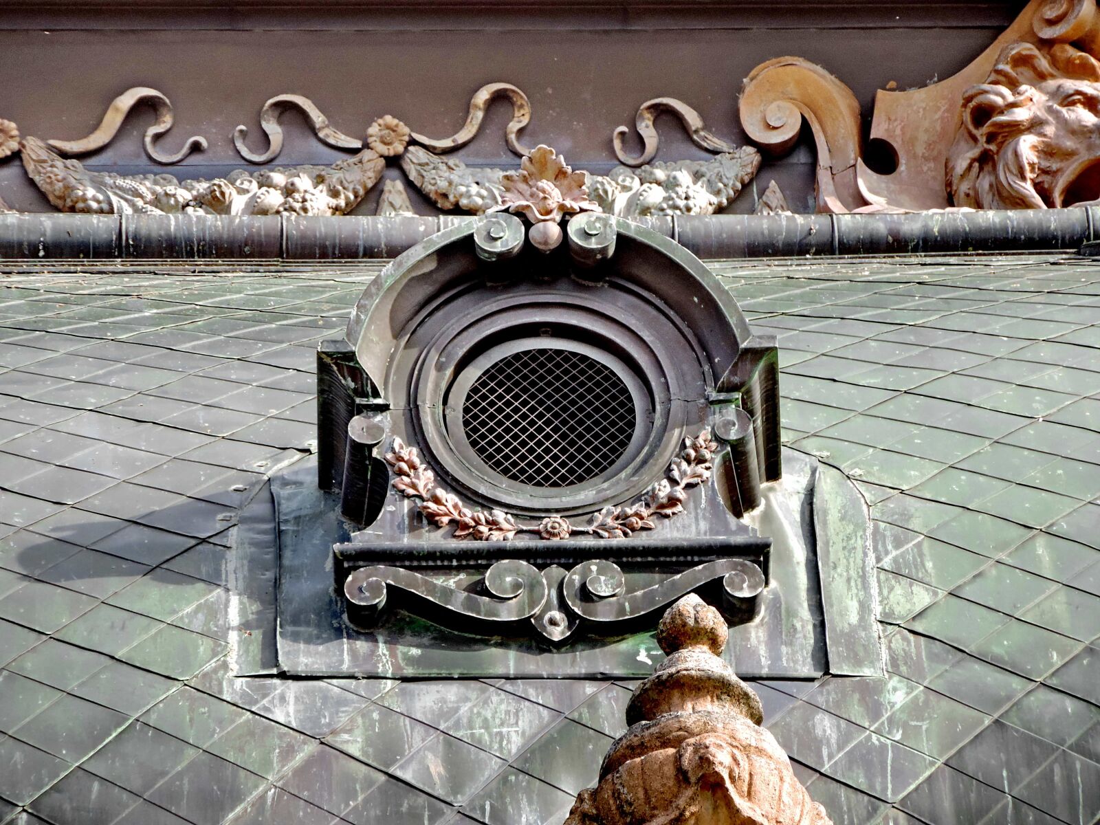 Nikon Coolpix P520 sample photo. Facade, roof, old, design photography