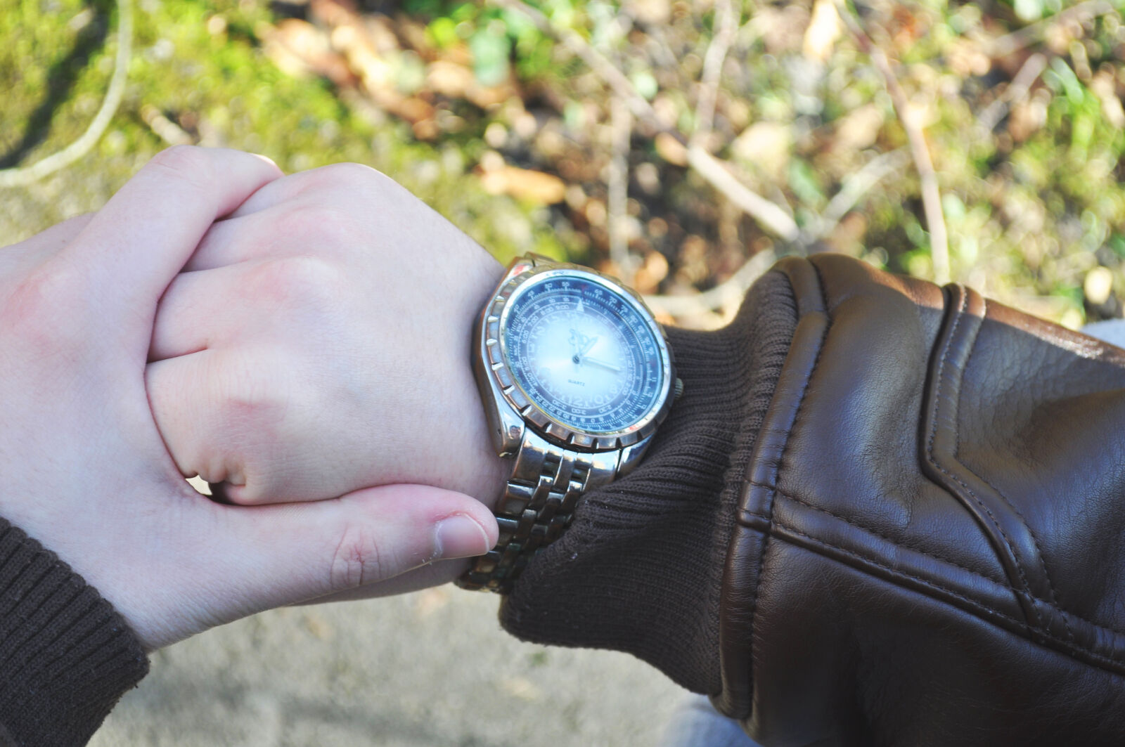 Nikon D90 sample photo. Hands, leather, jacket, time photography