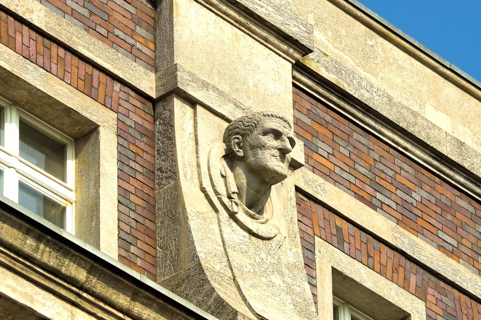 Olympus OM-D E-M10 sample photo. Facade, statue, sculpture photography
