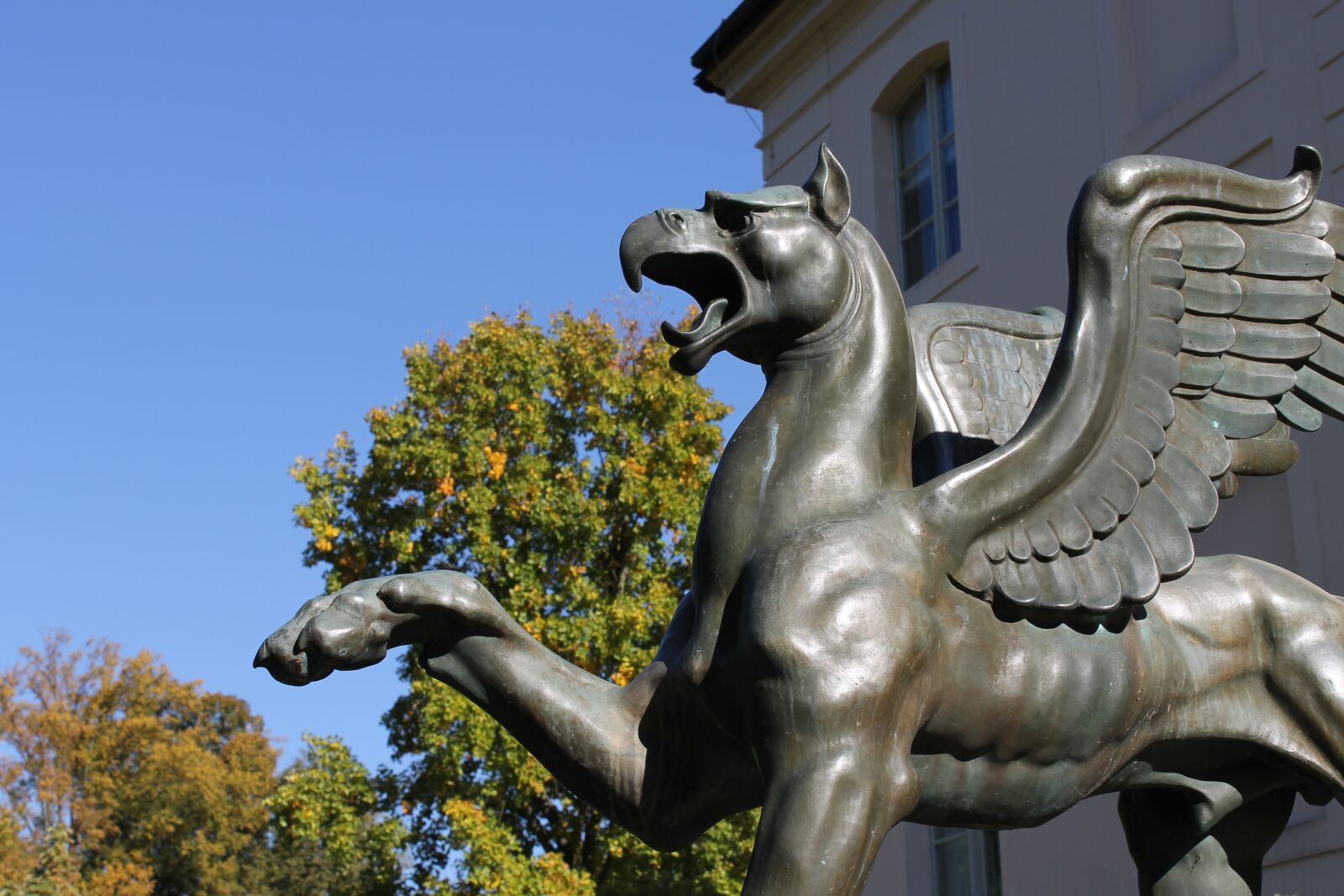 Canon EOS 1100D (EOS Rebel T3 / EOS Kiss X50) sample photo. Griffin, mythical creatures, sculpture photography