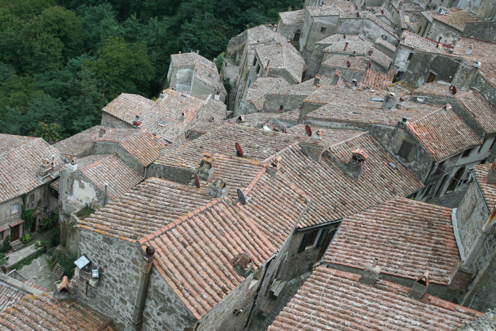 Canon EOS 400D (EOS Digital Rebel XTi / EOS Kiss Digital X) sample photo. Tuscany, historic center, housetop photography