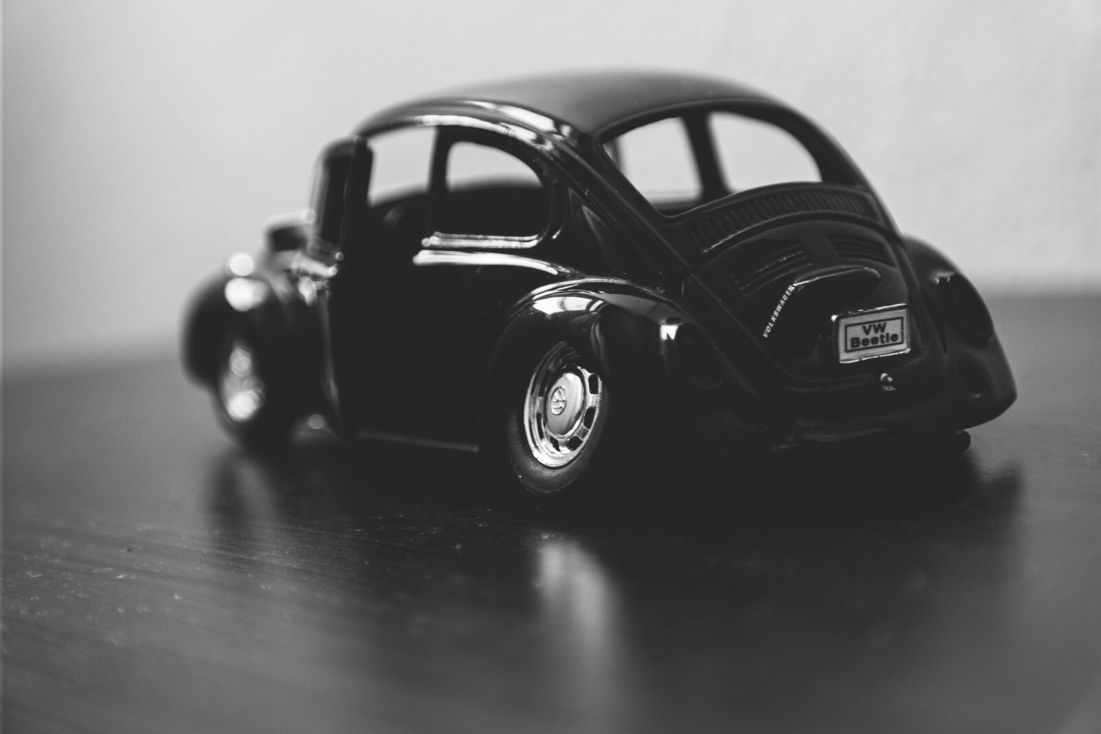 Samsung NX 18-55mm F3.5-5.6 OIS sample photo. Black, volkswagen, beetle, grayscale photography