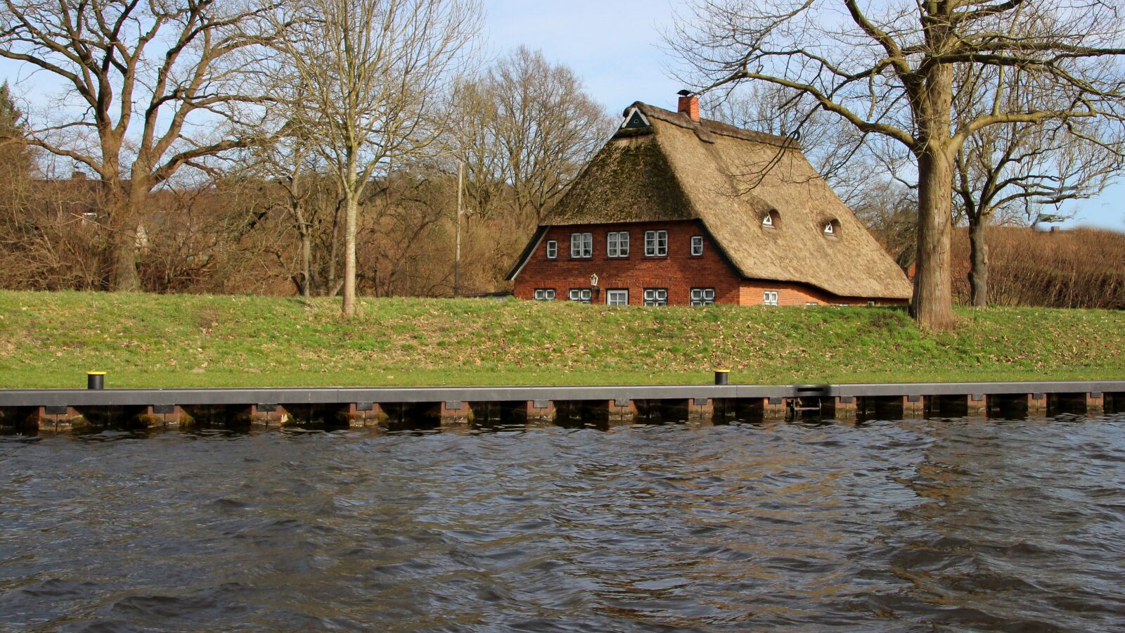 Canon EOS 600D (Rebel EOS T3i / EOS Kiss X5) sample photo. Waters, house, nature photography