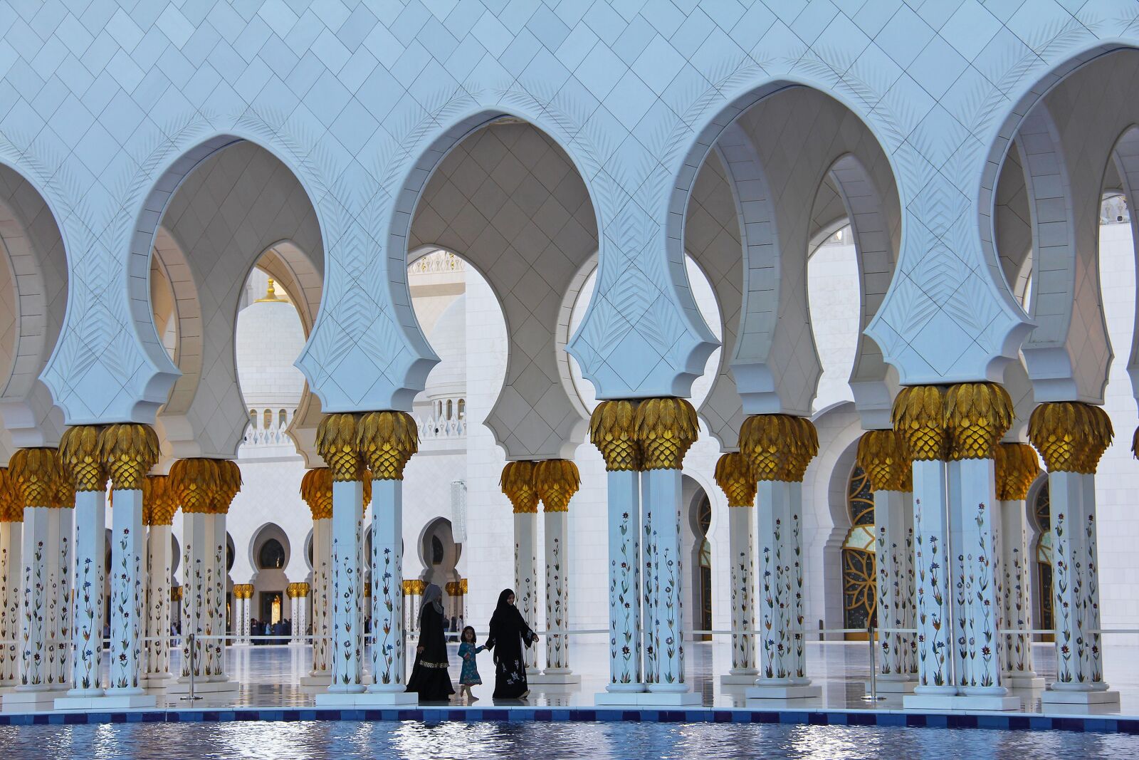 Canon EF-S 18-200mm F3.5-5.6 IS sample photo. Pray, muslim, sheikh zayed photography