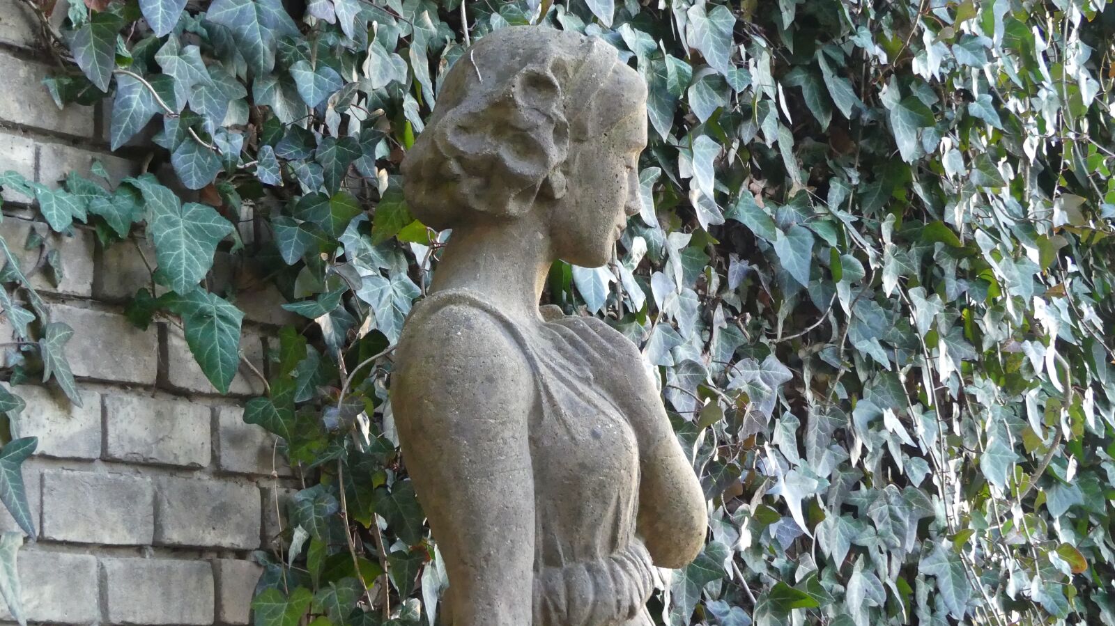 Panasonic Lumix DMC-FZ300 sample photo. Stone, statue, wood photography