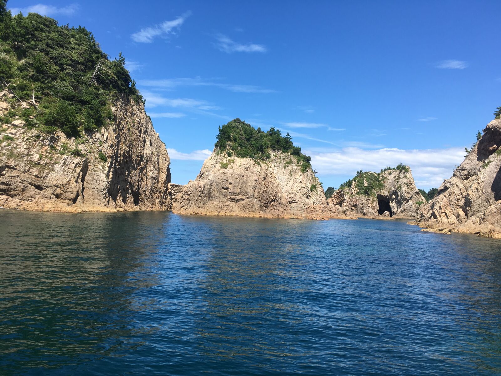 iPhone SE back camera 4.15mm f/2.2 sample photo. Sea, water, beautiful photography