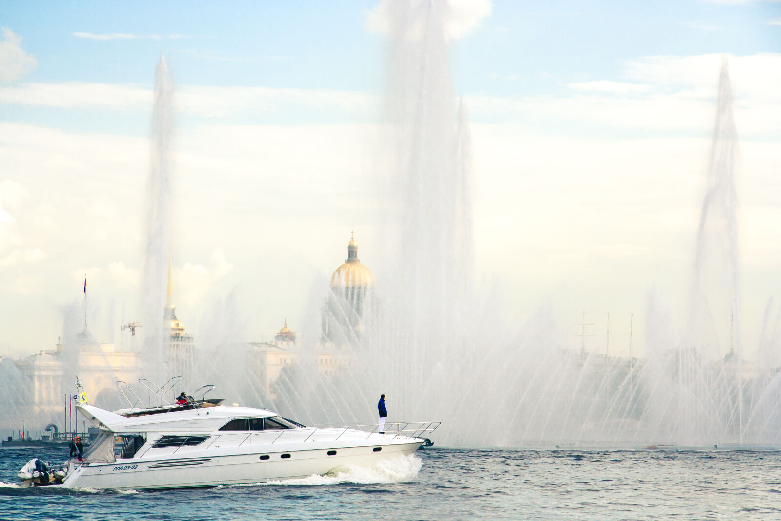 Canon EF-S 17-85mm F4-5.6 IS USM sample photo. Beautiful, boat, city, cityscape photography